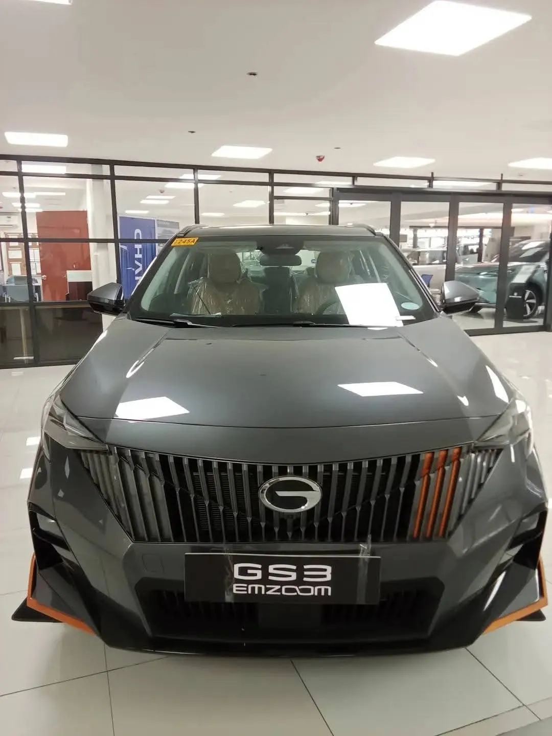 GAC GS3 Emzoom màu xám trưng bày trong showroom với đầu xe thể thao