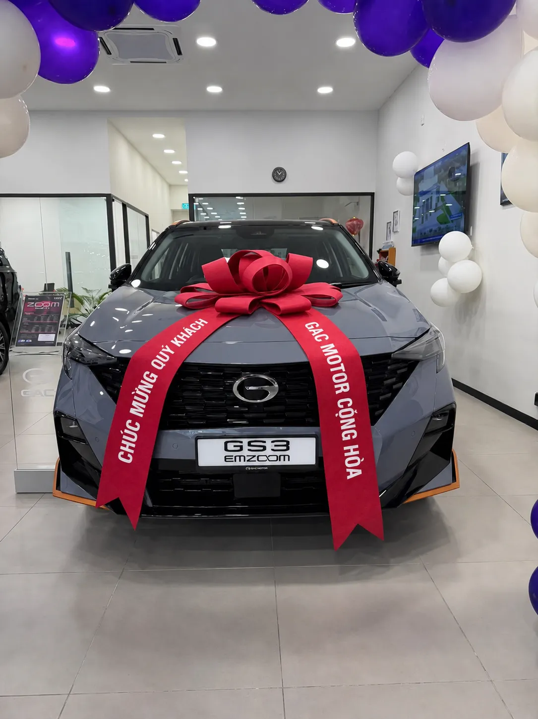 GAC GS3 EMZOOM PREMIUM R màu xám đeo nơ bàn giao tại showroom GAC Motor Cộng Hòa TP.HCM