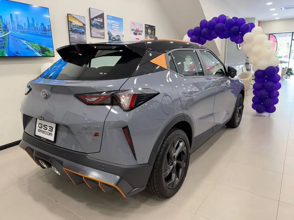 GAC GS3 EMZOOM PREMIUM R màu xám nhìn từ phía sau tại showroom GAC Motor Cộng Hòa, nổi bật cánh gió và ống xả R-Style