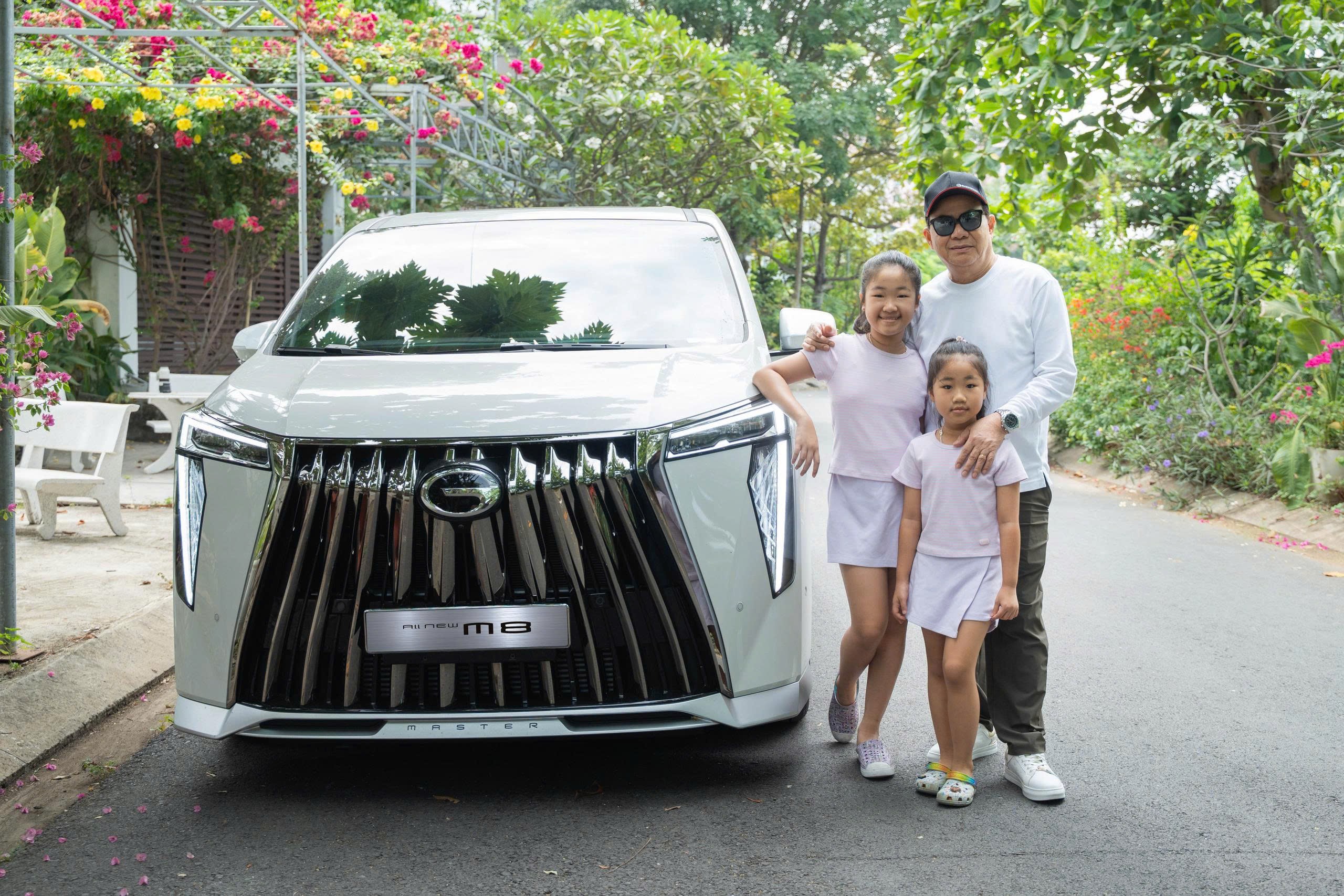 GAC M8 2026 màu trắng cùng khách hàng gia đình trong bài giá xe GAC M8 mới nhất tháng 6/2026